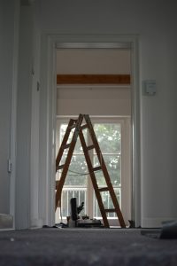 Eine Leiter bei der Renovierung einer Wohnung